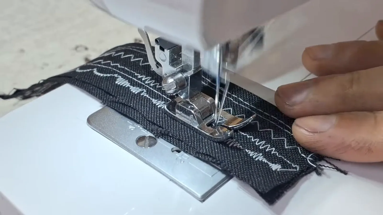 Máquina Elgin Futura Plus costurando pontos decorativos em fita de tecido