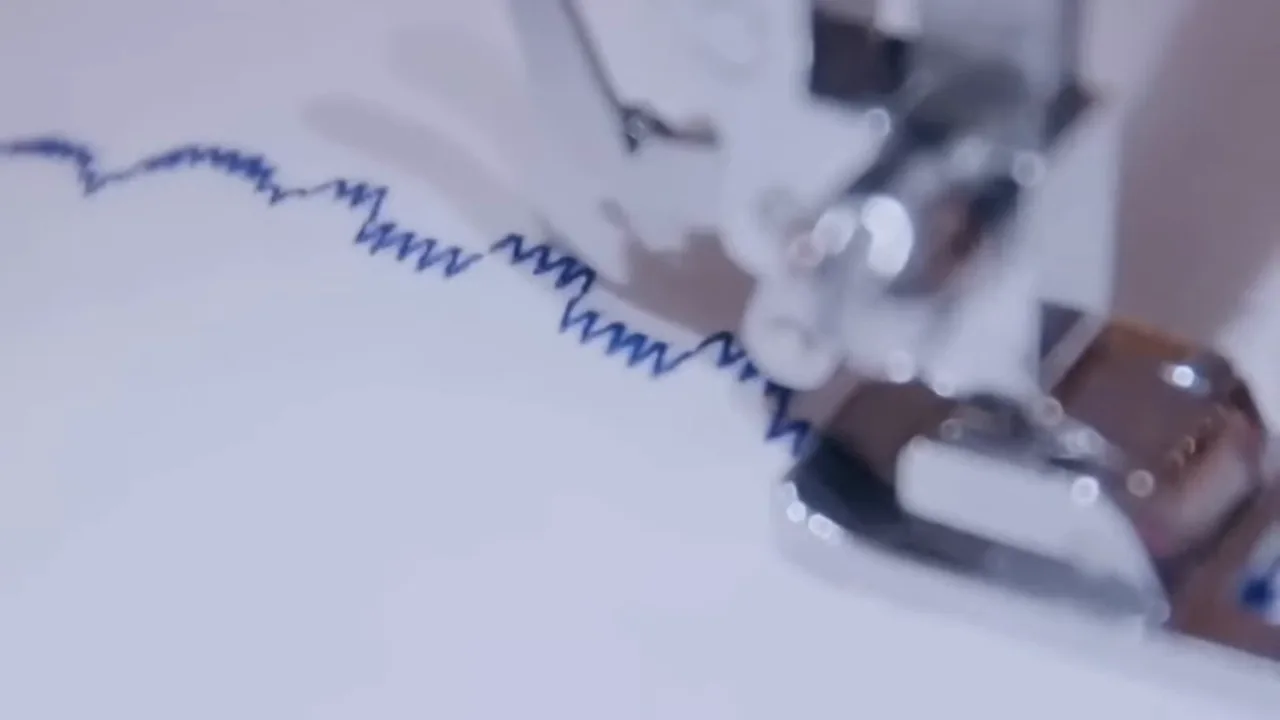 Agulha da Elgin Futura Plus realizando costura contínua de ponto decorativo
