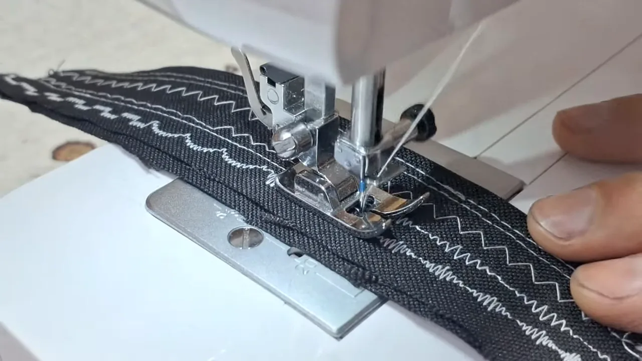 Máquina de costura Elgin Futura Plus costurando pontos em alta velocidade