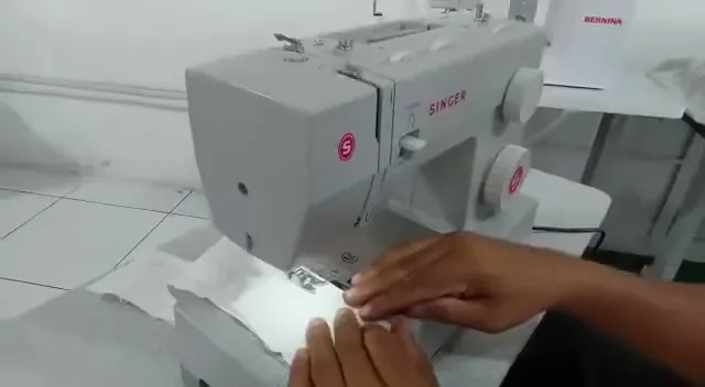 Costura contínua em tecido com a máquina mecânica Singer Facilita Pro