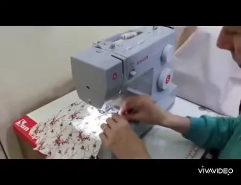 Máquina Singer Facilita Pro costurando tecido estampado com rapidez e firmeza