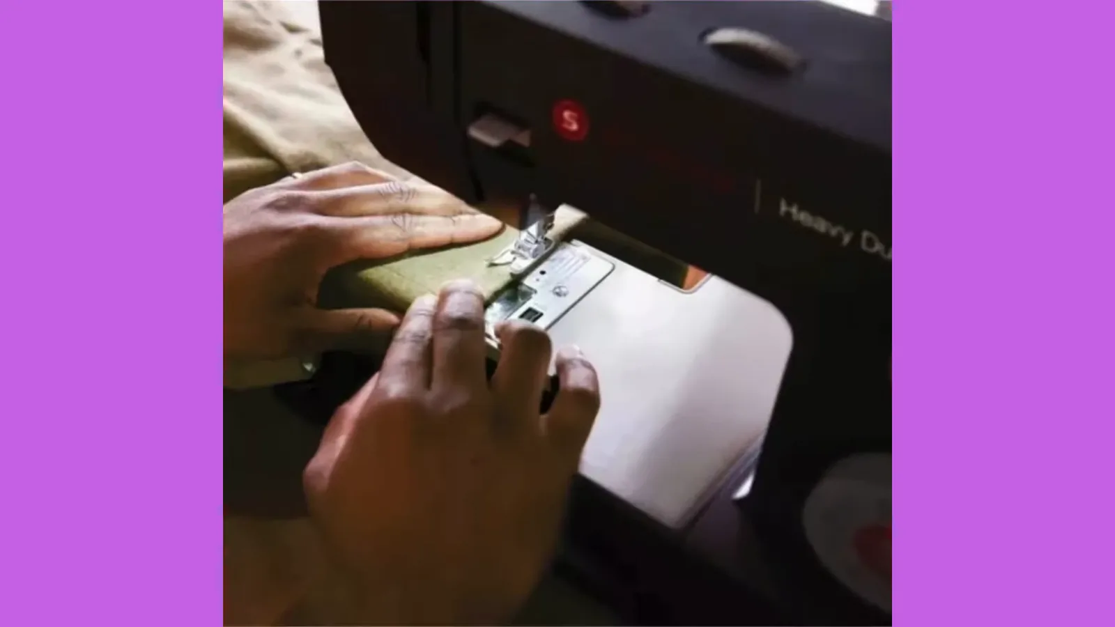 Máquina Singer Facilita Pro costurando tecido com calcador em movimento