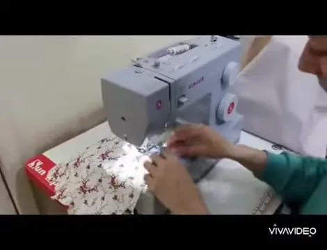 Costura de tecido na máquina Singer Facilita Pro em ritmo contínuo