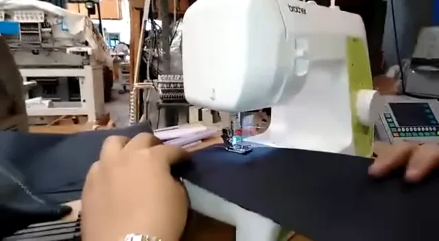 Máquina de costura Brother BM2800 realizando costura em tecido escuro