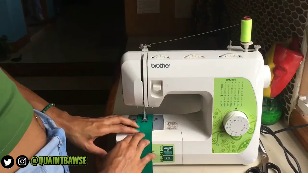 Máquina de costura mecânica Brother BM2800 executando costura reta suave
