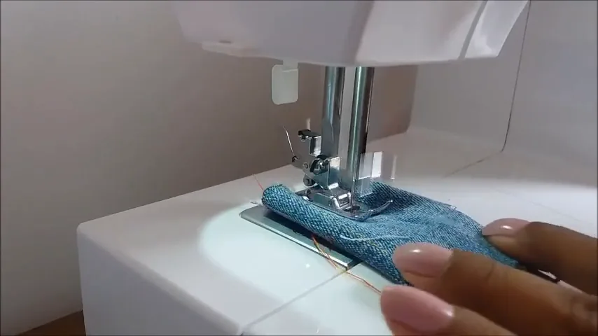Costura de quatro camadas de jeans na máquina mecânica
