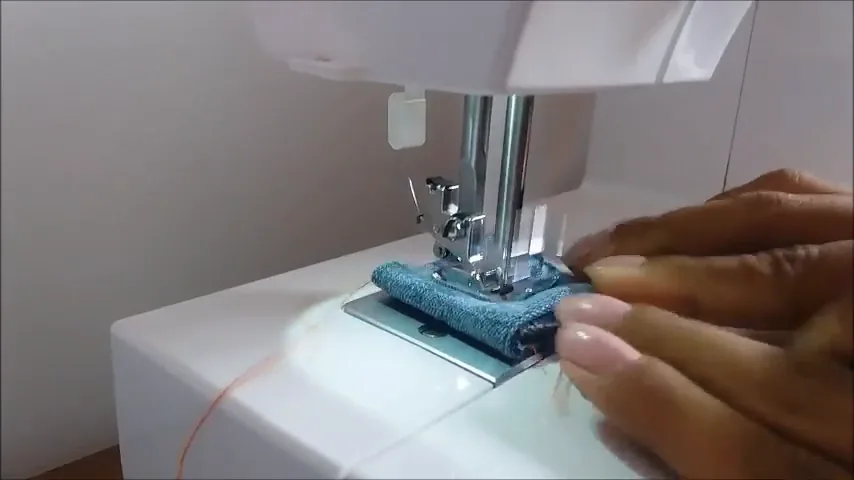 Máquina Elgin Genius Plus costurando oito camadas de jeans