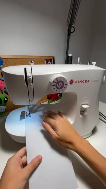 Costura reta sendo realizada na máquina mecânica Singer M1605