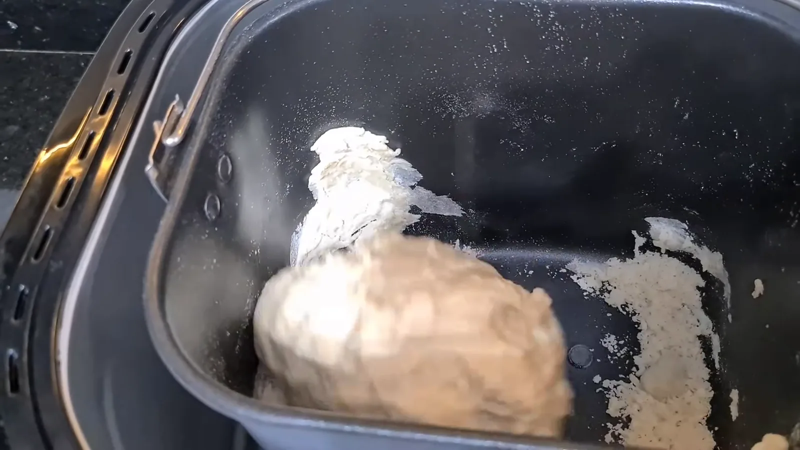 Máquina de fazer pão Britânia Digital BPNE01 sovando a massa