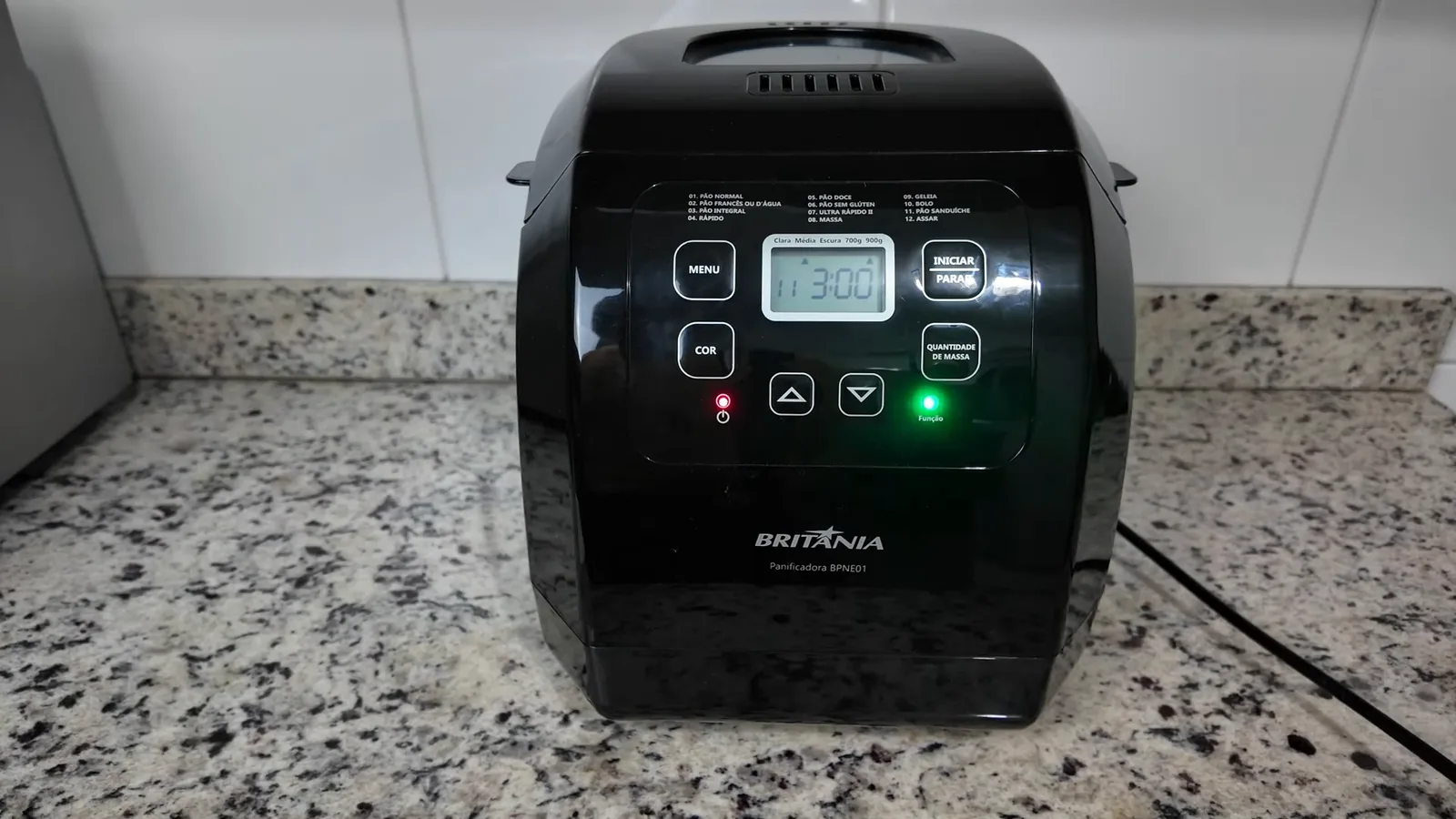 Panificadora Britânia ligada iniciando o preparo na bancada da cozinha