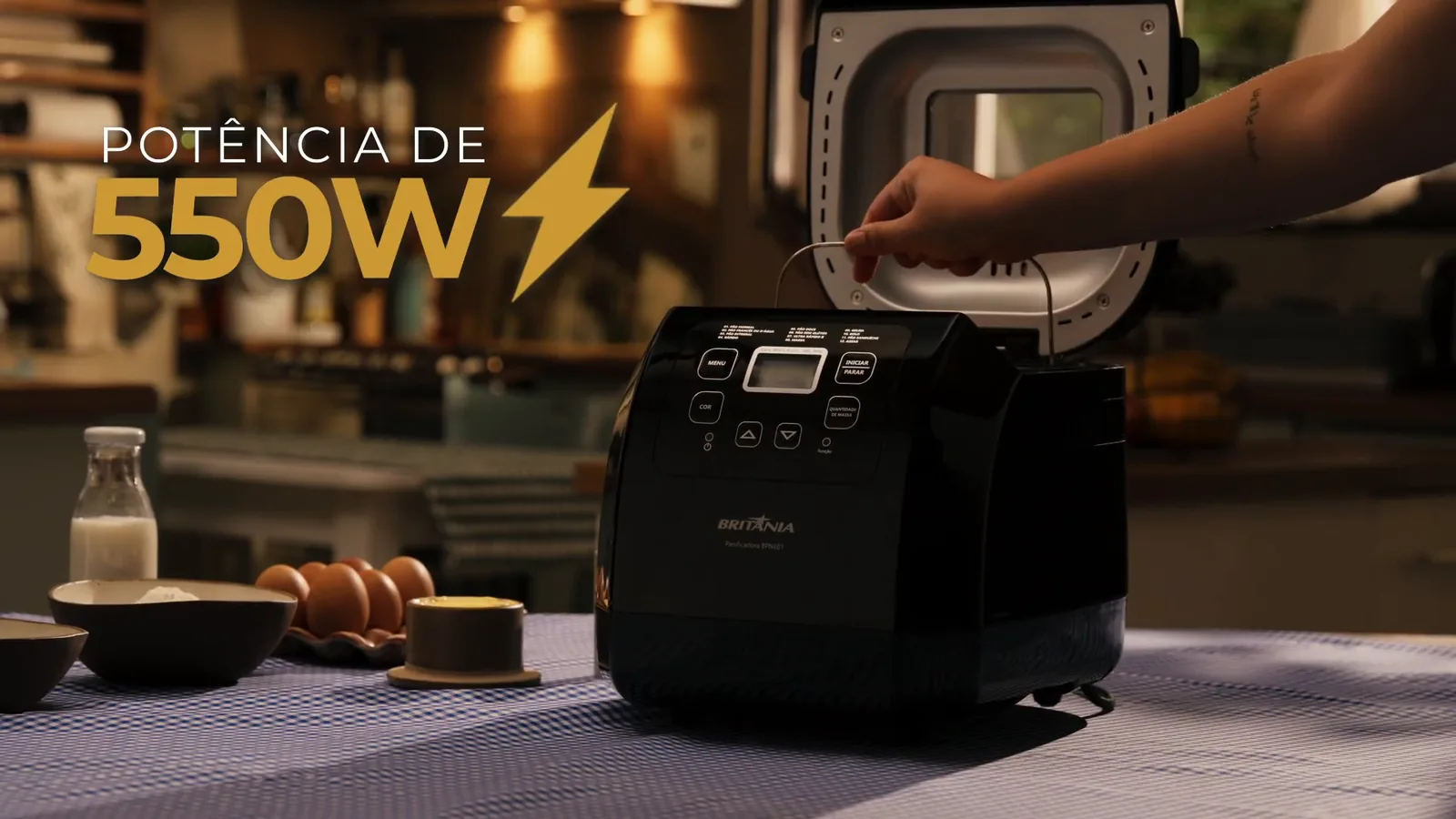 Retirada da forma antiaderente com pão recém-assado da panificadora