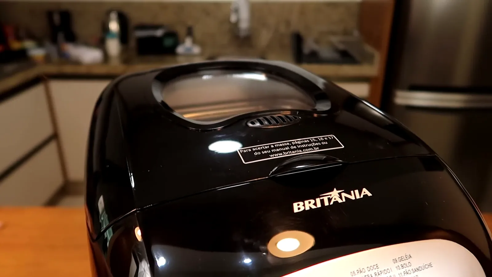 Panificadora Britânia Multipane em funcionamento liberando vapor pela tampa