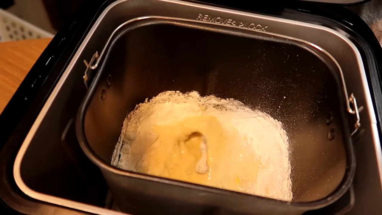 Panificadora misturando os ingredientes no início do preparo da massa