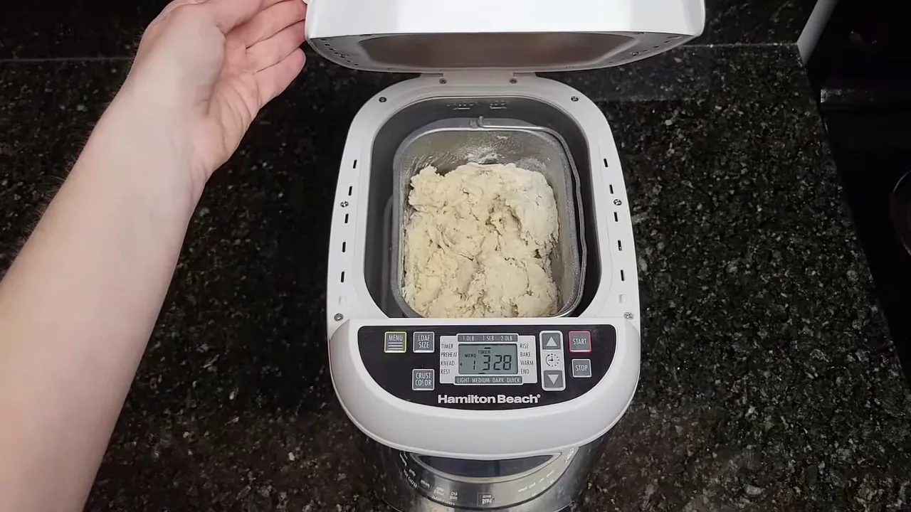Batedor da máquina misturando os ingredientes no início do ciclo