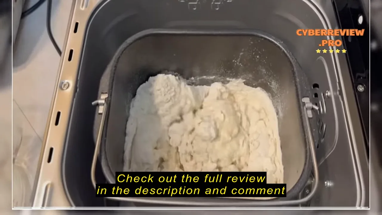 Máquina de pão iniciando o processo de mistura dos ingredientes secos