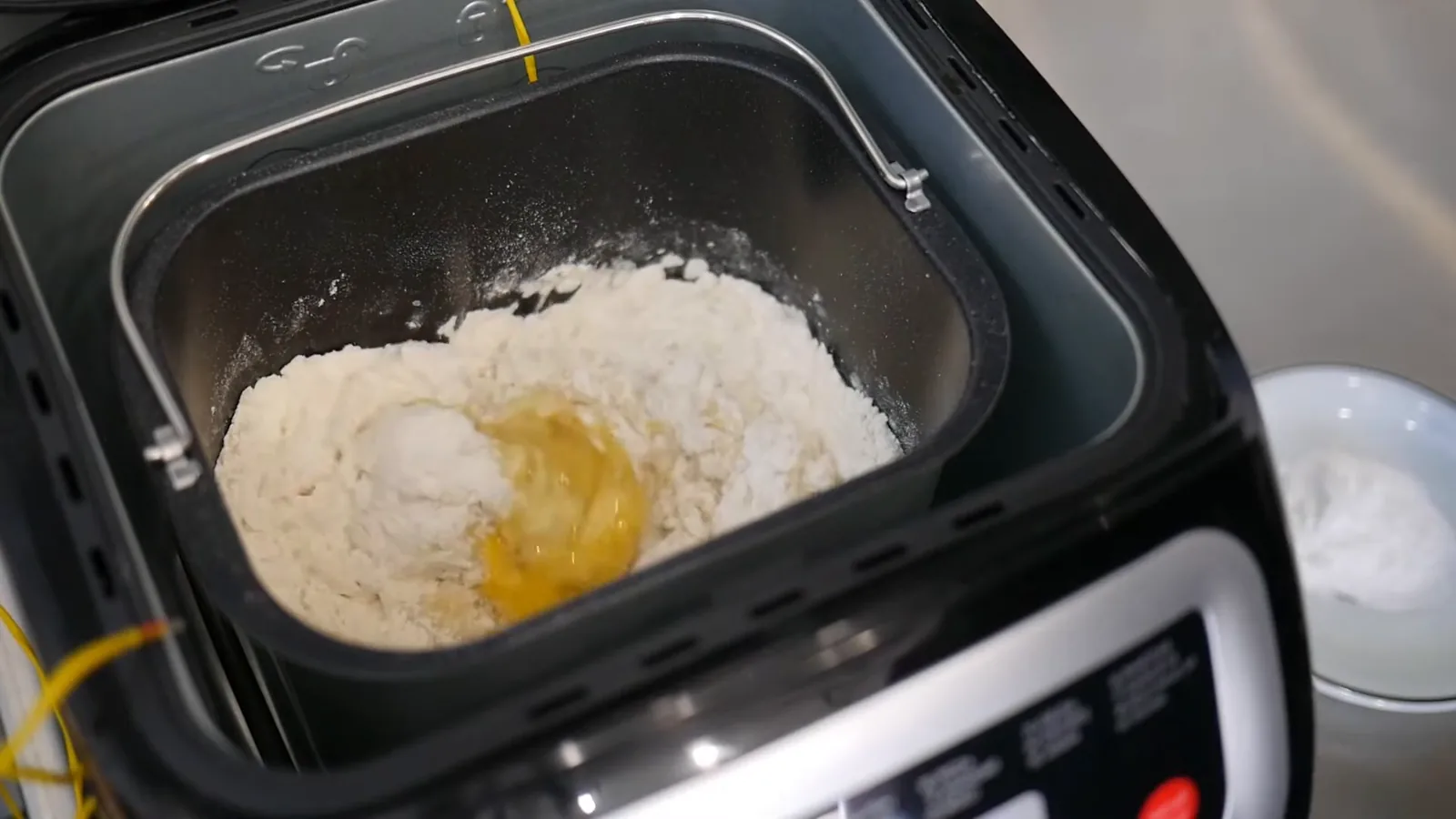 Panificadora Mondial misturando ovos e farinha para massa