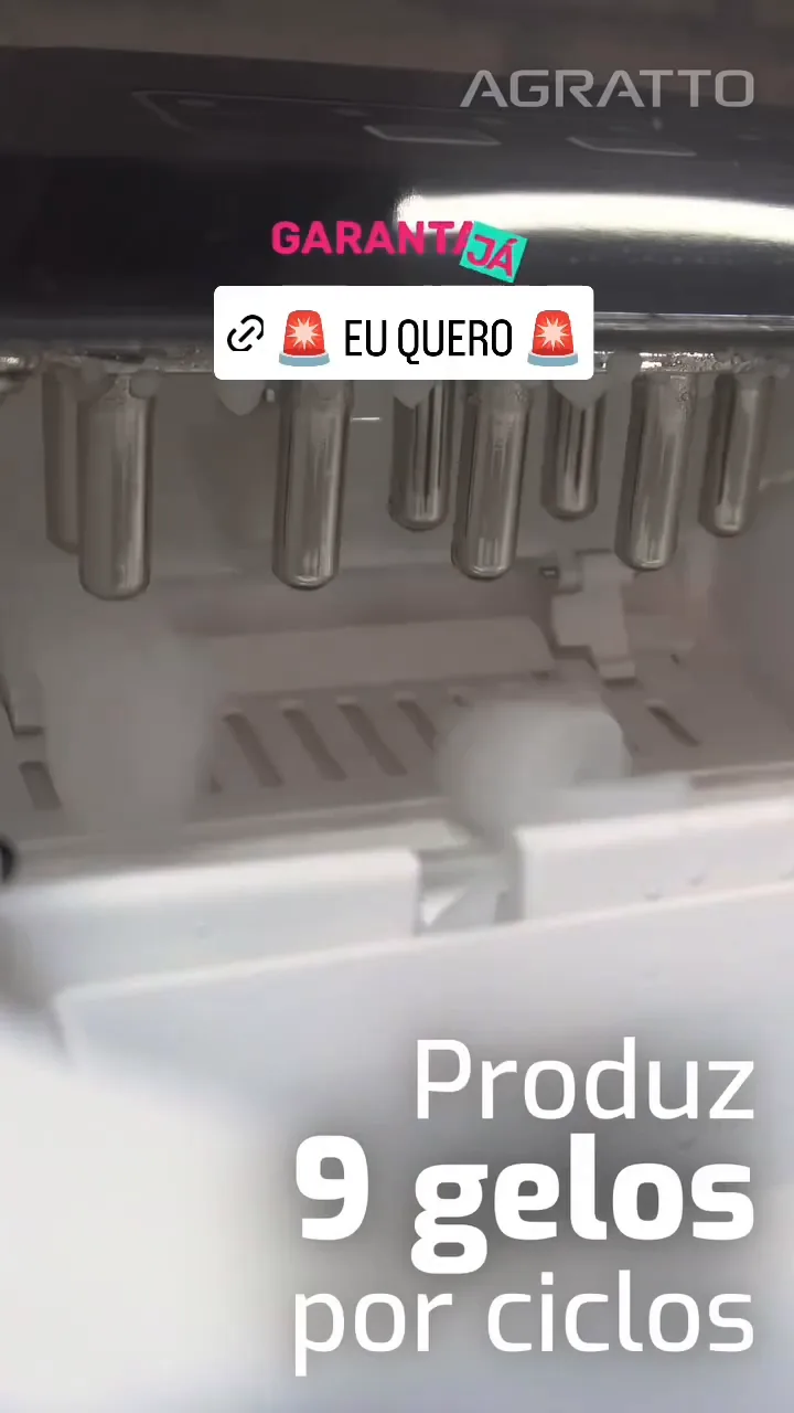 Pinos evaporadores desprendendo cubos de gelo recém-produzidos no compartimento
