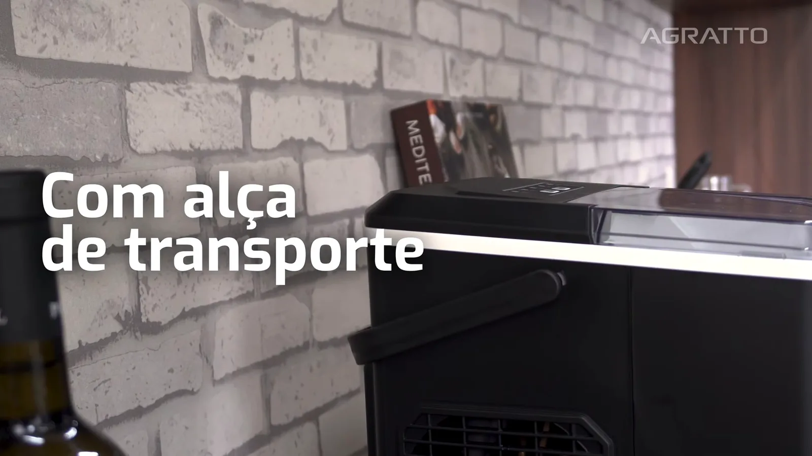 Máquina de gelo portátil sendo transportada pela alça integrada
