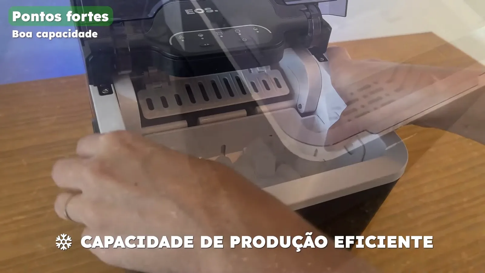Cesto removível com cubos de gelo na máquina EOS Ice Compact