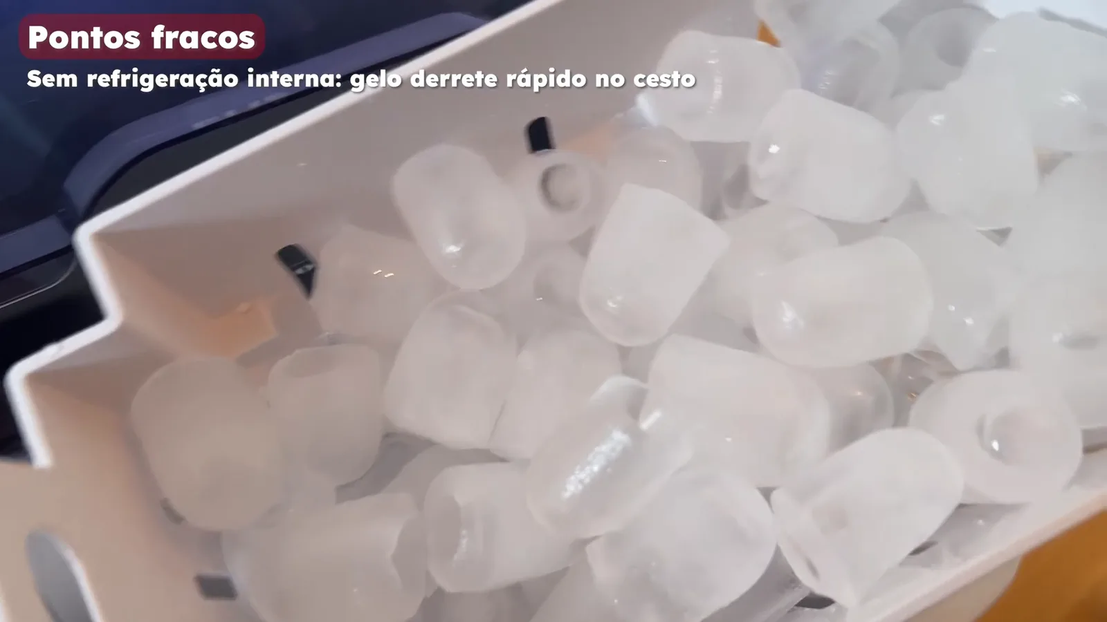 Cesto interno repleto de cubos de gelo prontos para consumo
