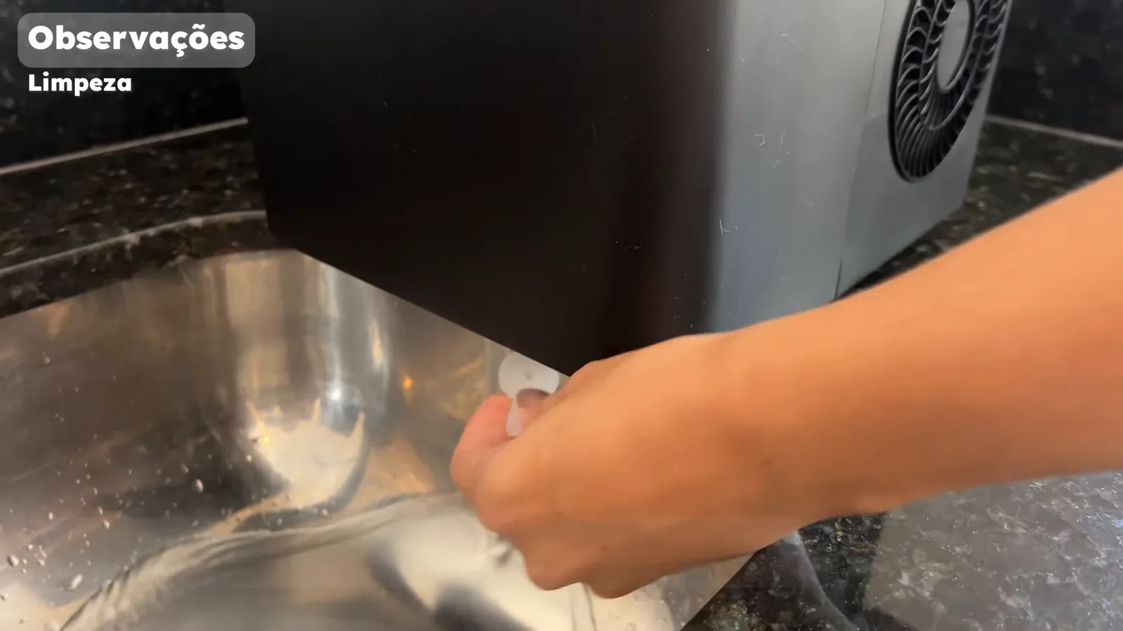 Dreno inferior escoando água para limpeza da máquina de gelo