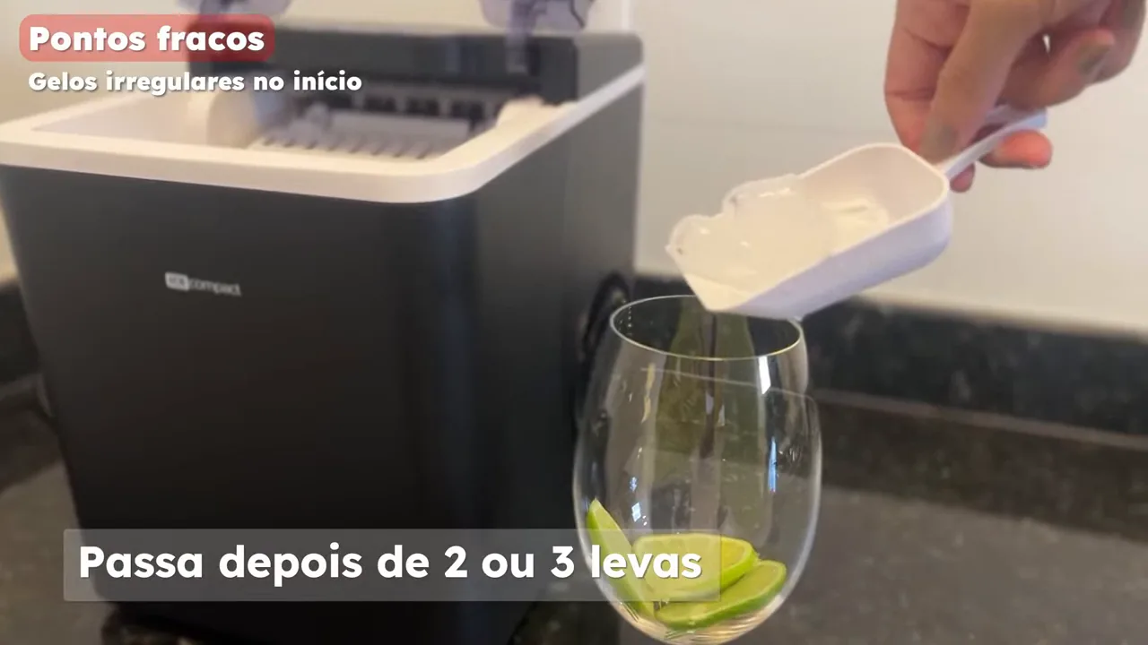 Retirada de gelo da máquina EOS Ice Compact para servir