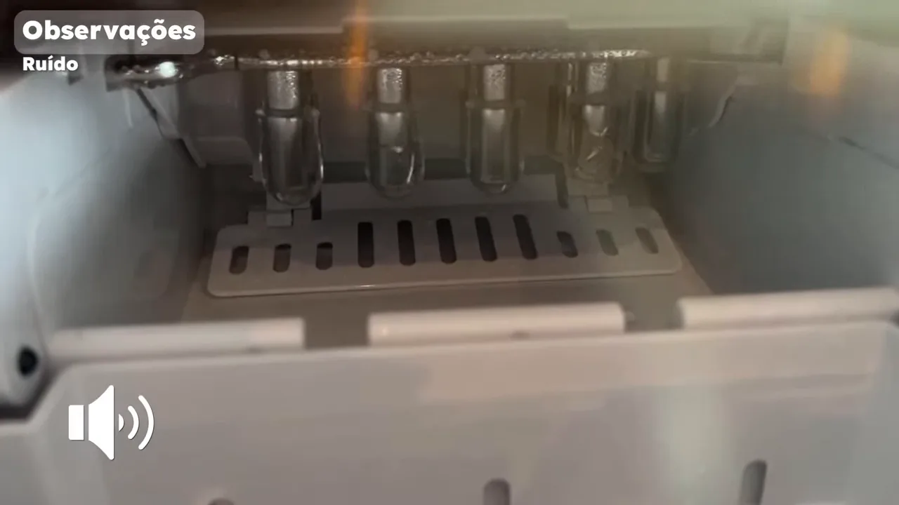 Mecanismo interno da máquina em funcionamento durante o ciclo de gelo