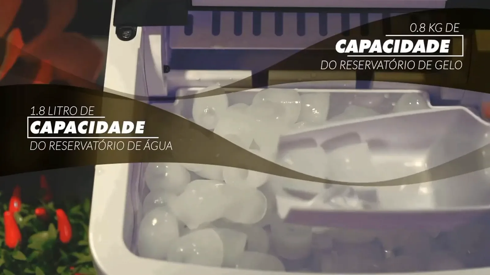 Cesto interno de gelo com pá dosadora durante o uso