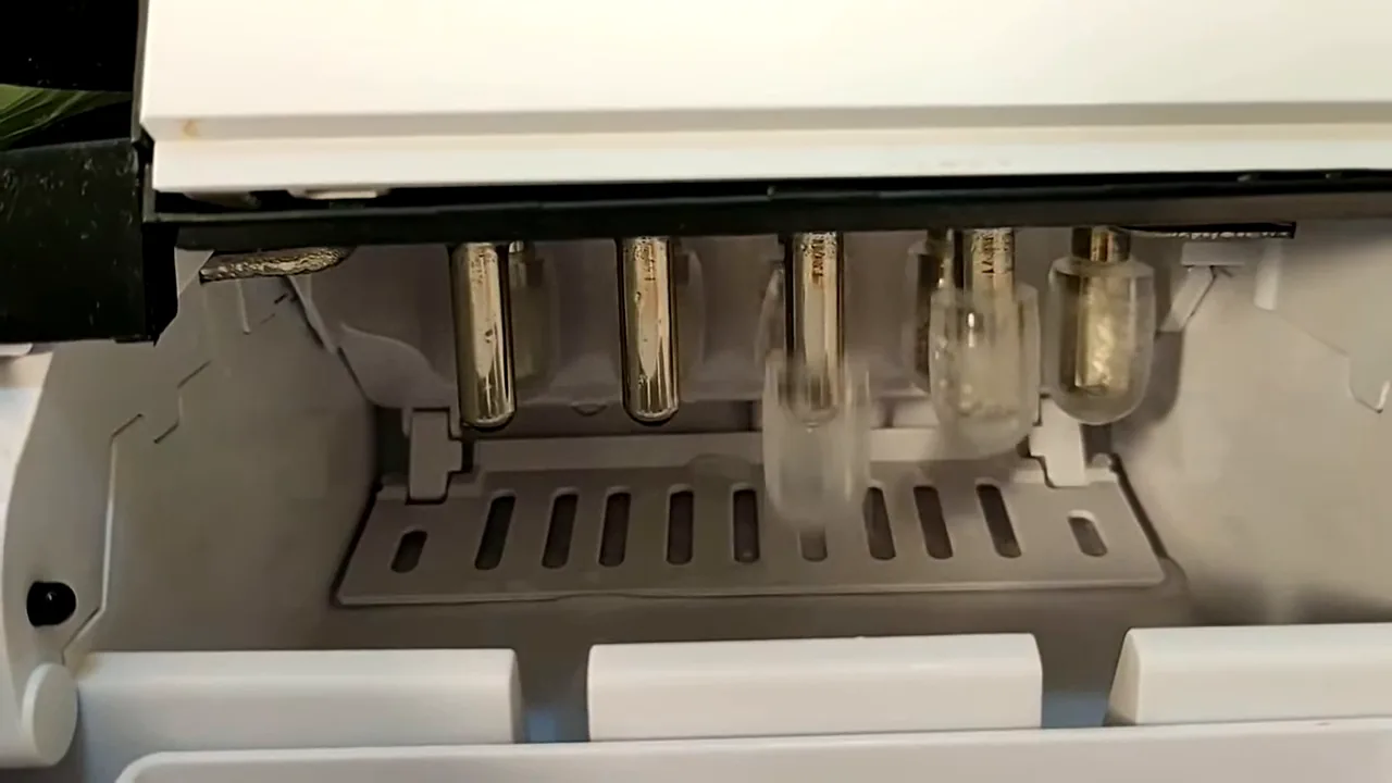 Máquina de gelo liberando cubos congelados após o ciclo