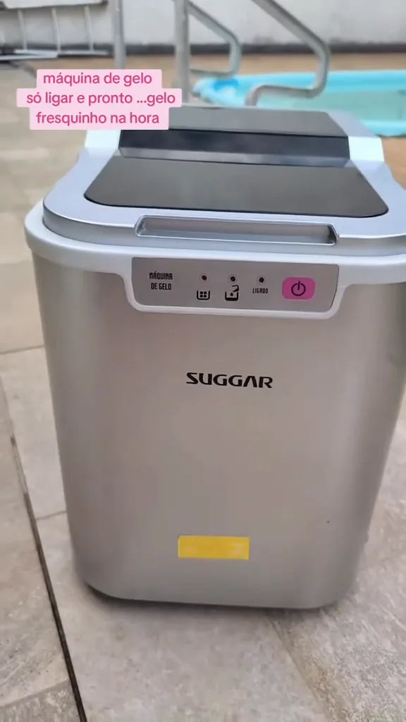 Máquina de gelo Suggar conectada à tomada em área externa