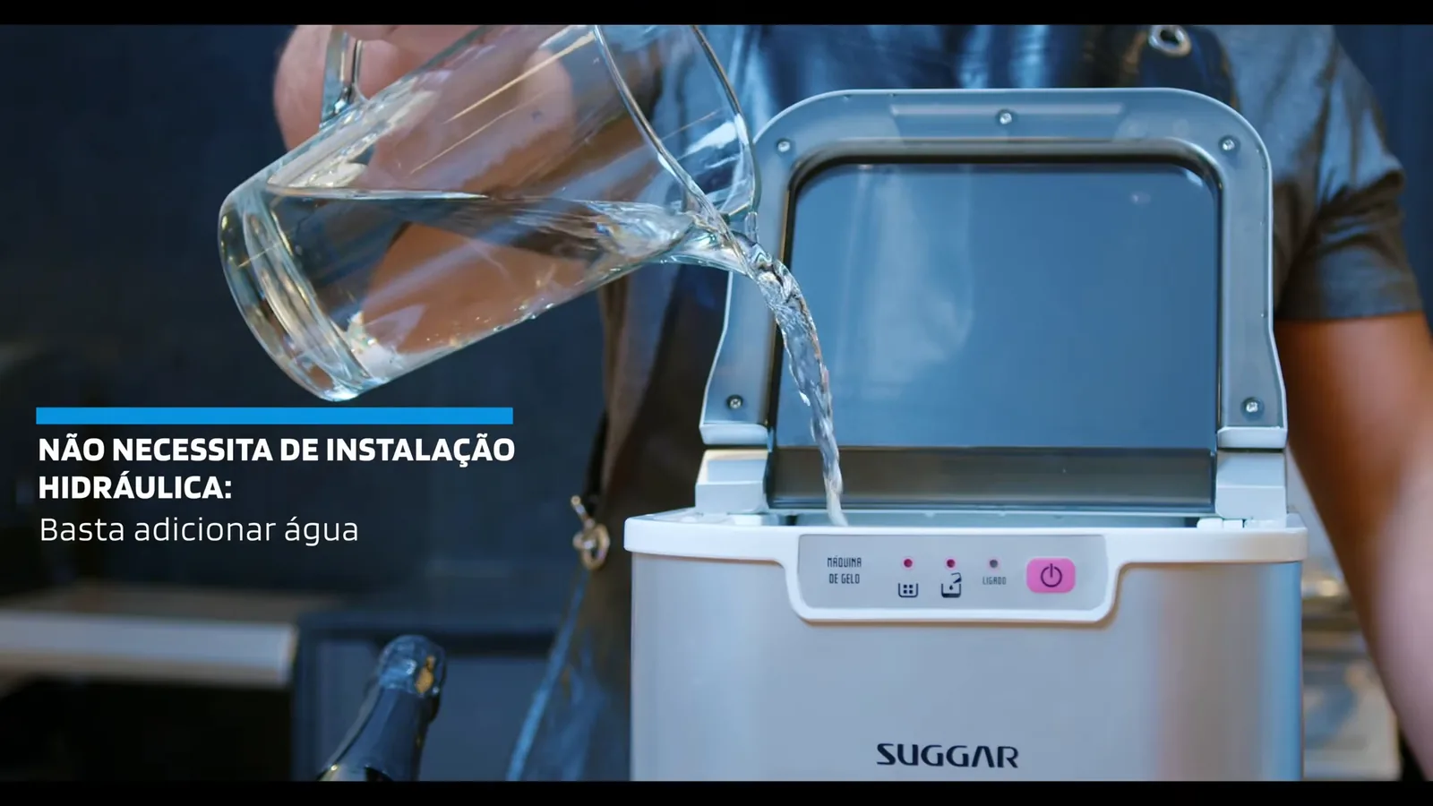 Abastecimento com água no reservatório interno da máquina de gelo Suggar