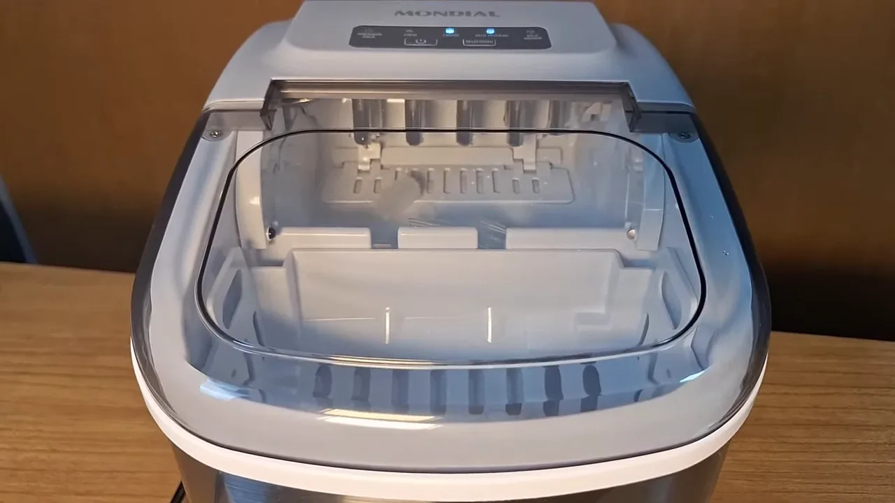 Cubos de gelo se soltando das hastes evaporadoras da máquina