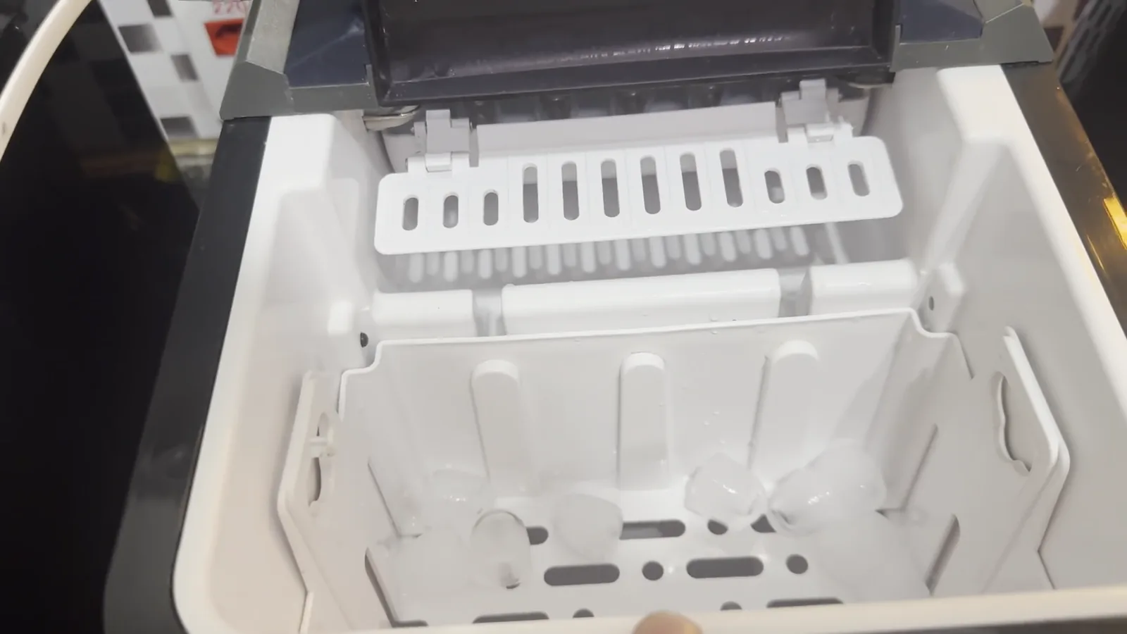 Cesto interno da máquina EOS Ice Compact abastecido com gelo