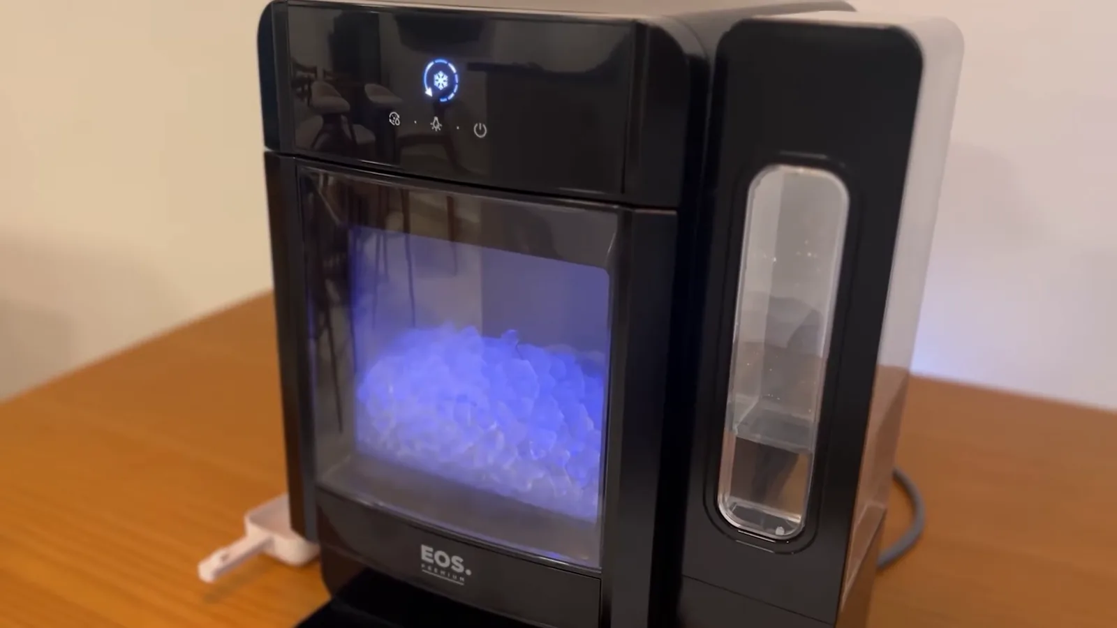 Máquina de gelo EOS em funcionamento com iluminação interna em LED