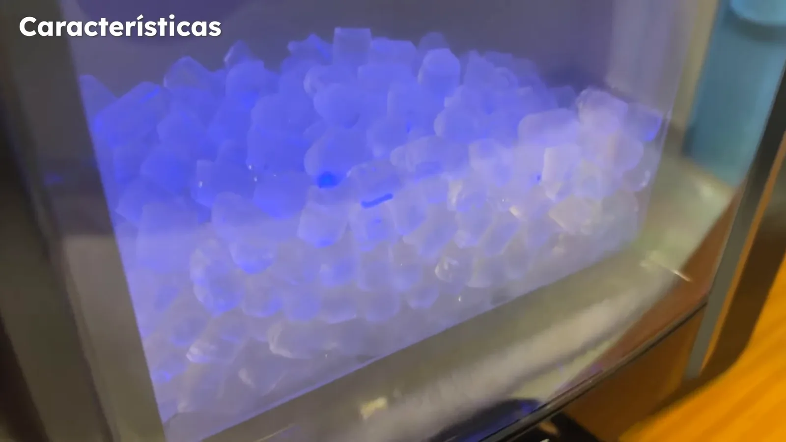 Visor frontal transparente exibe o gelo iluminado por LED azul