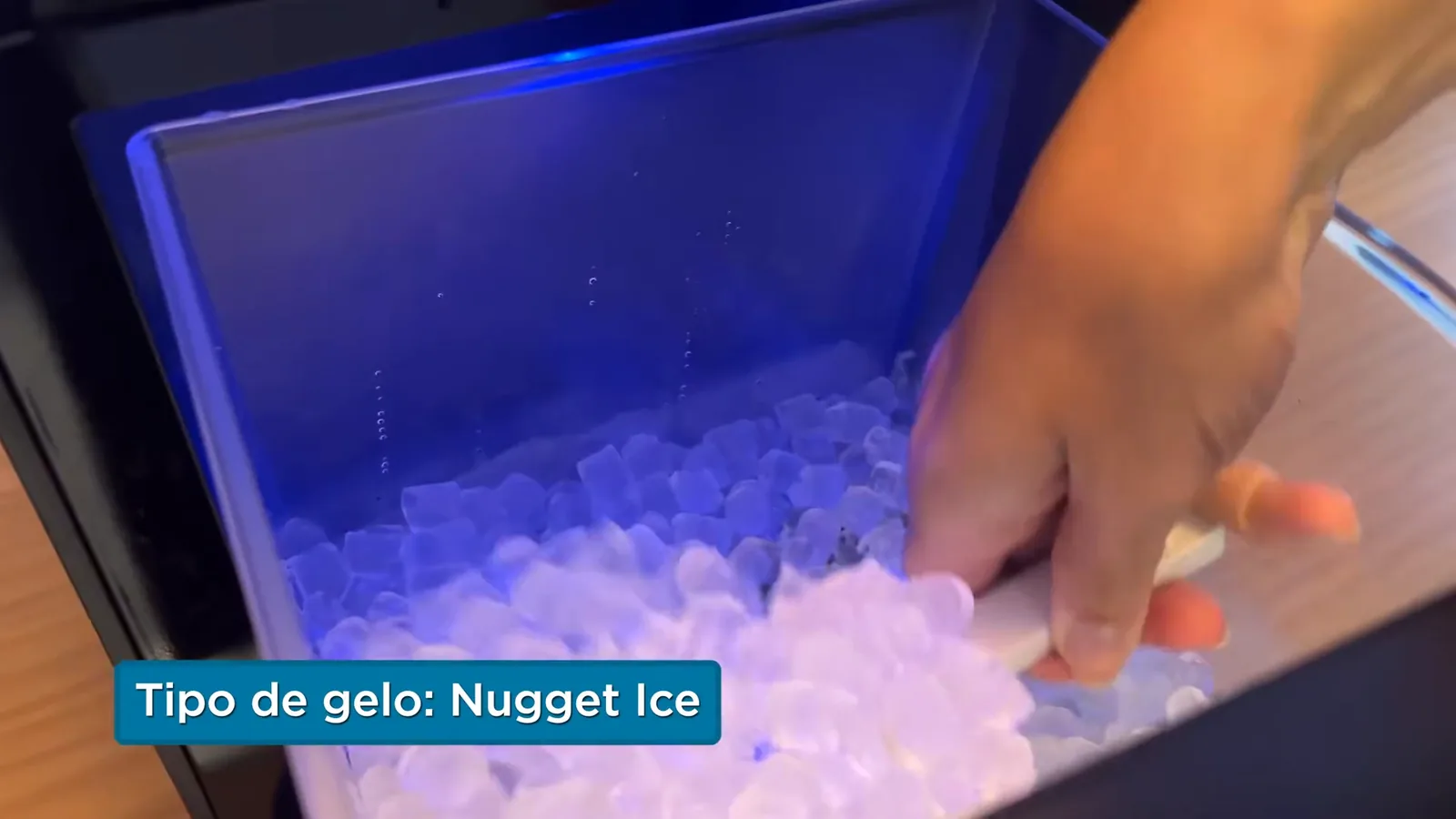 Pá retirando gelo mastigável tipo nugget da gaveta da máquina EOS