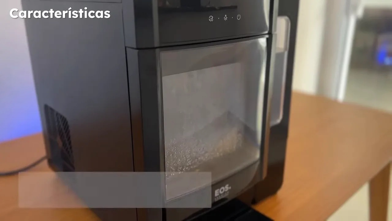 Máquina em funcionamento com água circulando pelo visor frontal iluminado