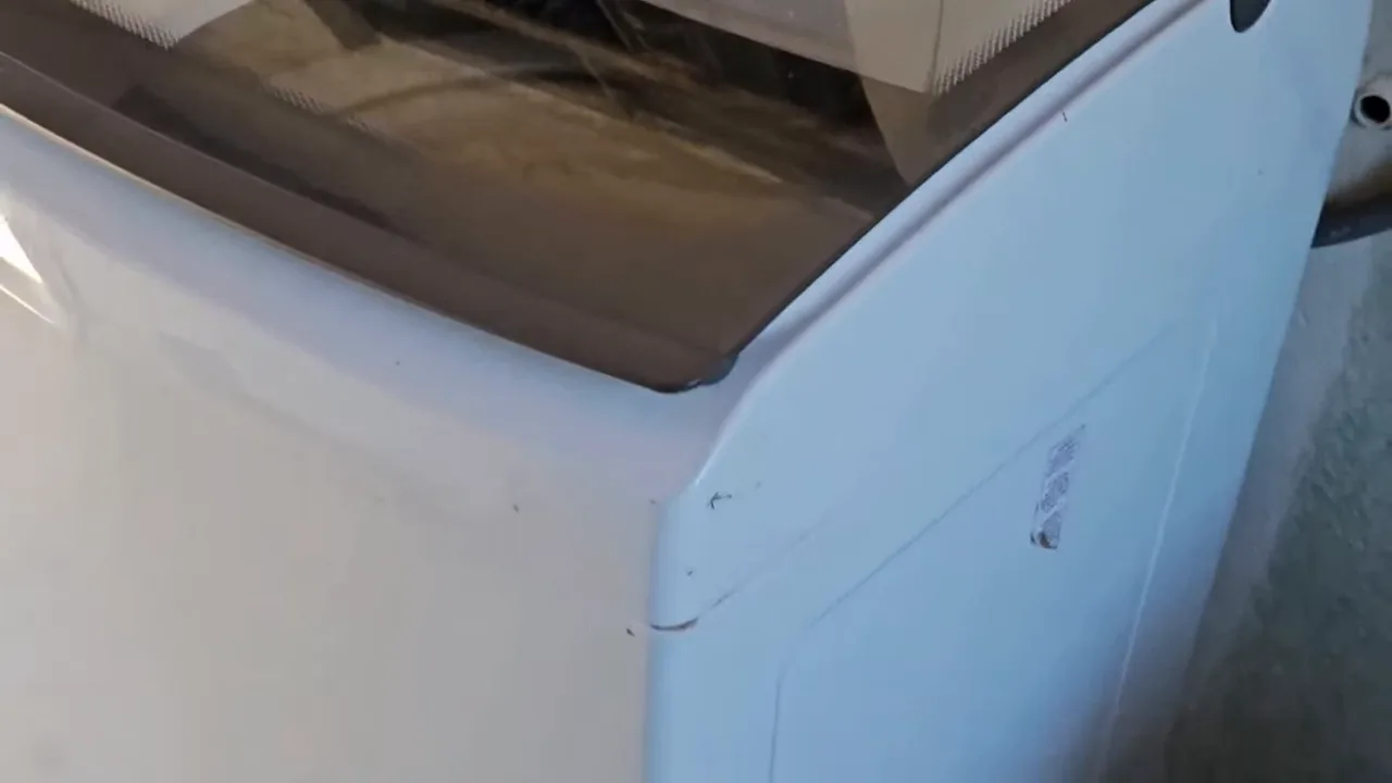 Máquina de lavar Brastemp funcionando e agitando roupas no cesto