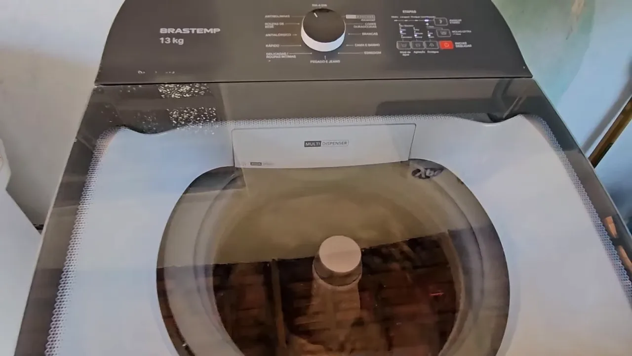 Cesto da lavadora Brastemp em movimento durante ciclo de lavagem