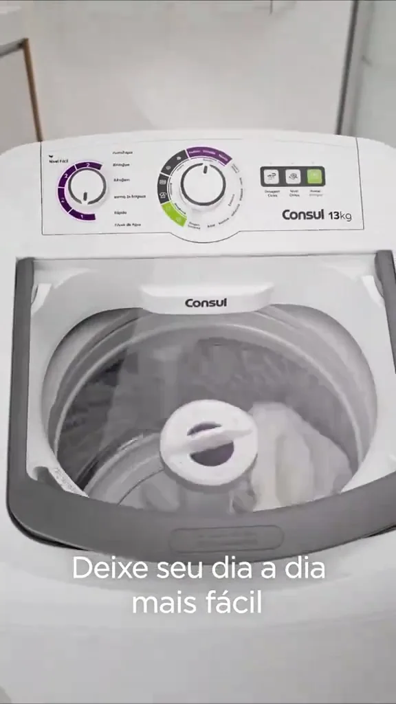 Máquina de lavar Consul em funcionamento agitando roupas com água