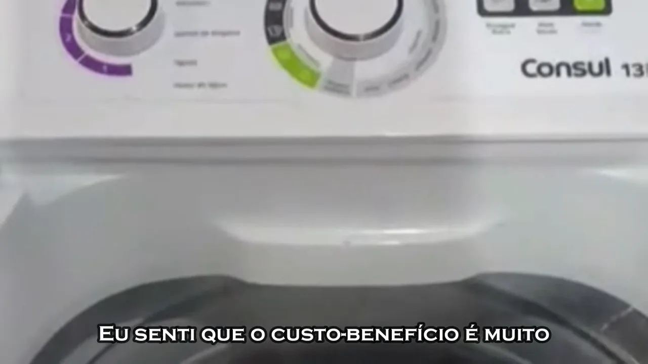 Painel e cesto da lavadora Consul operando em ciclo ativo