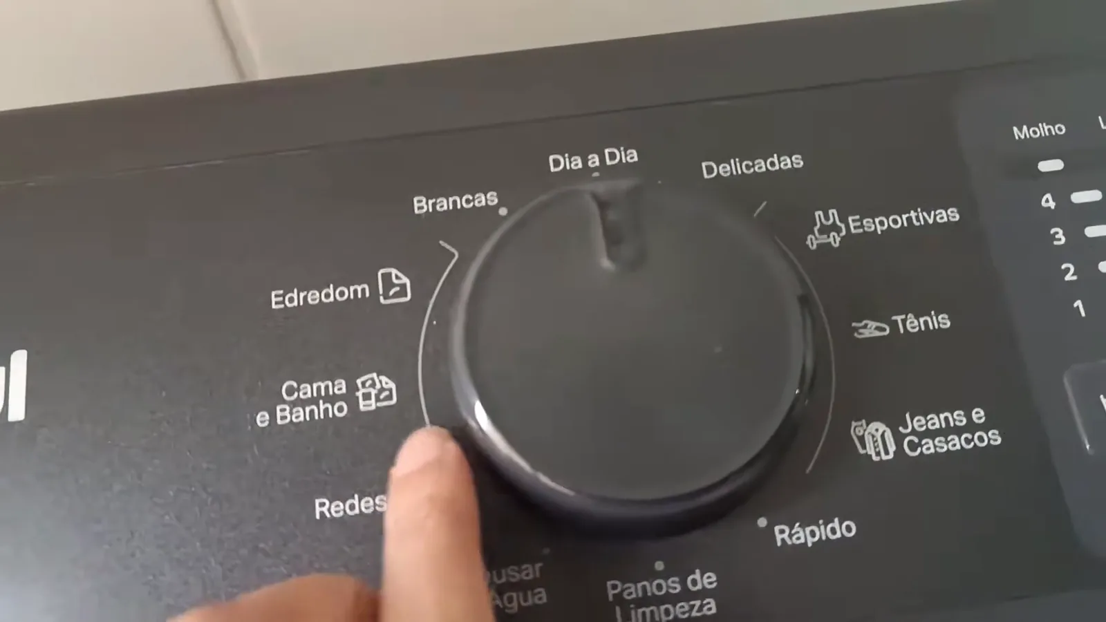Ajuste do programa de lavagem no painel da máquina Consul 13kg