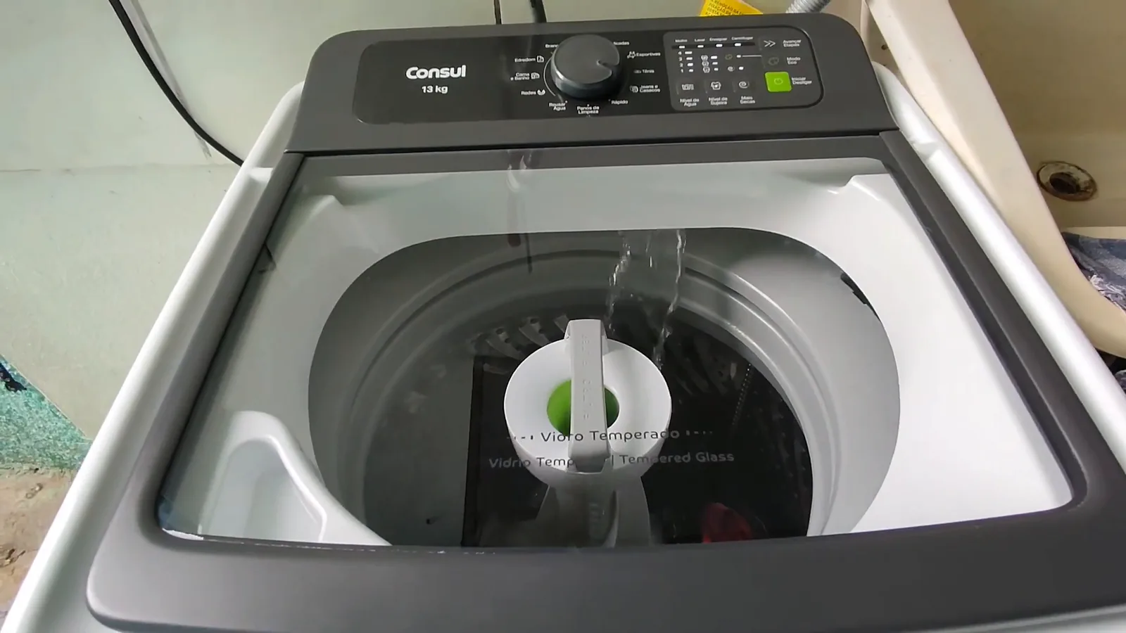Máquina de lavar Consul 13kg enchendo de água na lavanderia