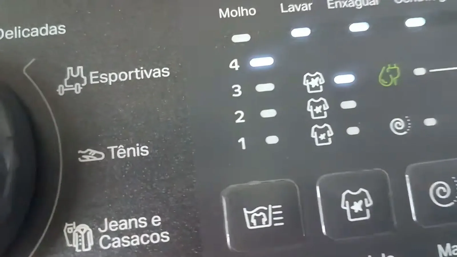 Seleção do nível de água no painel digital da lavadora Consul