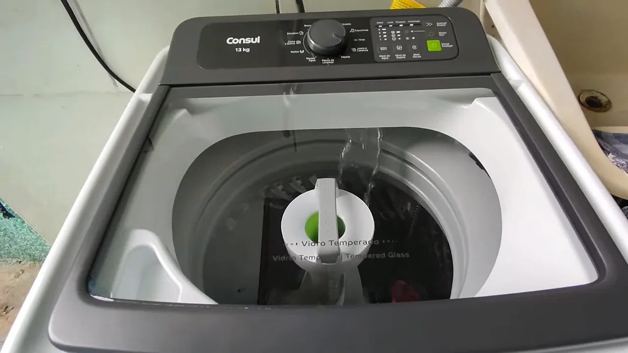 Máquina de lavar Consul 13kg enchendo com água para lavagem