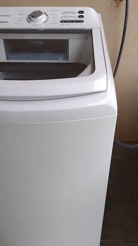 Máquina de lavar Electrolux LED13 instalada na lavanderia da residência