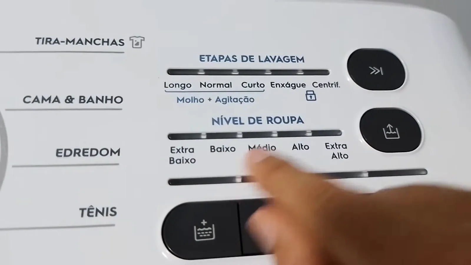 Painel de controle com níveis de água e etapas de lavagem