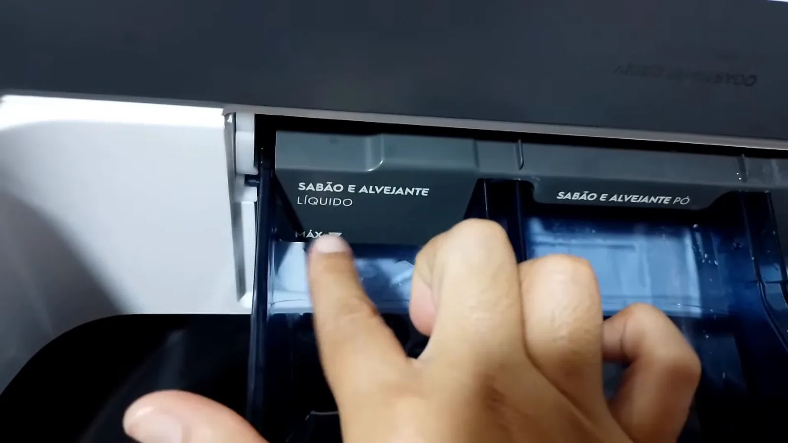 Gaveta dispenser Jet Clean aberta com divisórias de sabão e amaciante