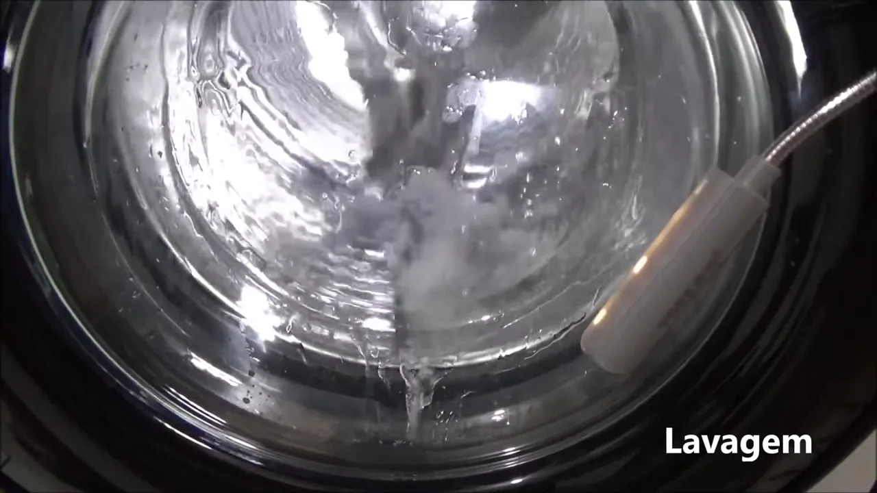 Cesto da lavadora Midea agitando água durante a lavagem