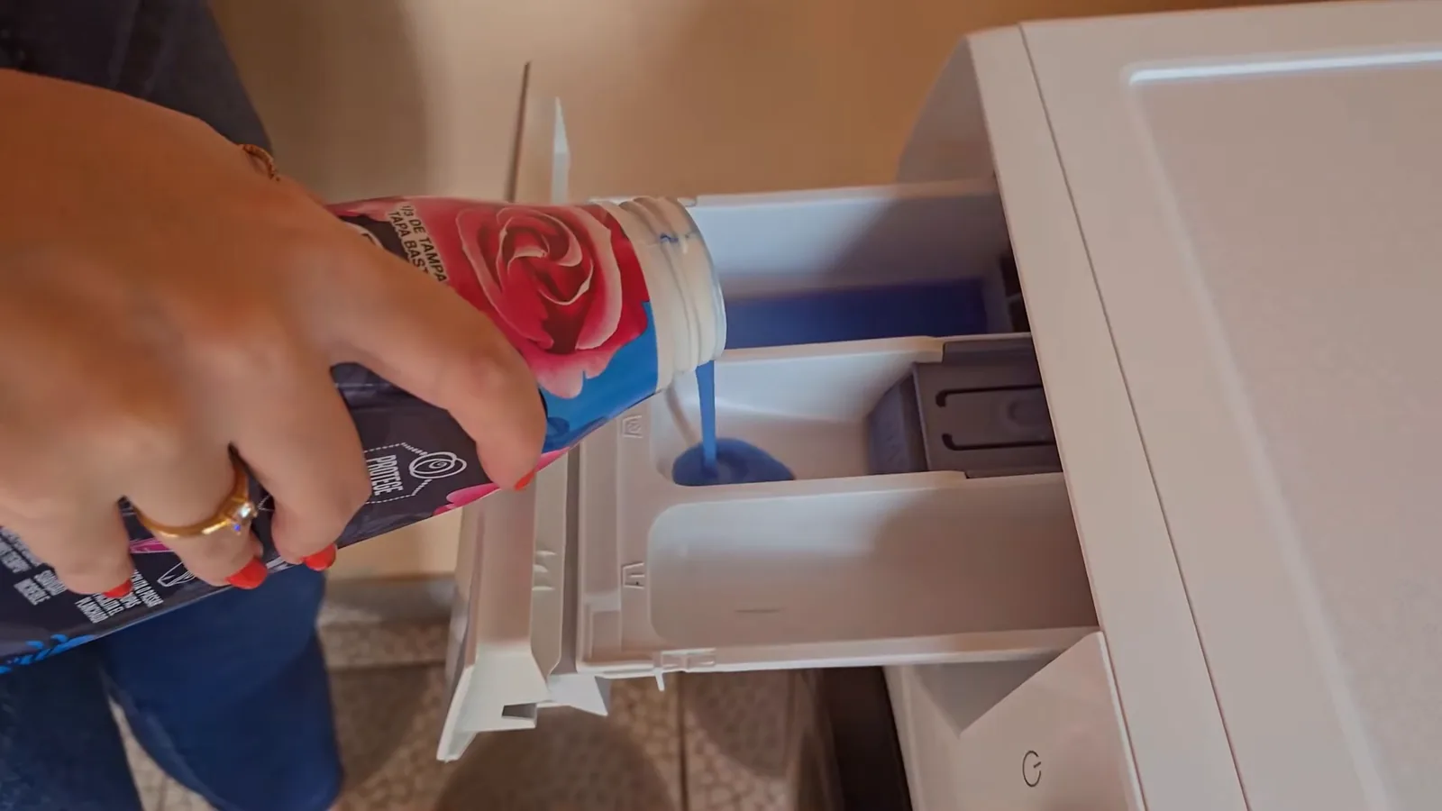 Abastecimento do compartimento com amaciante no dispenser da lavadora Samsung
